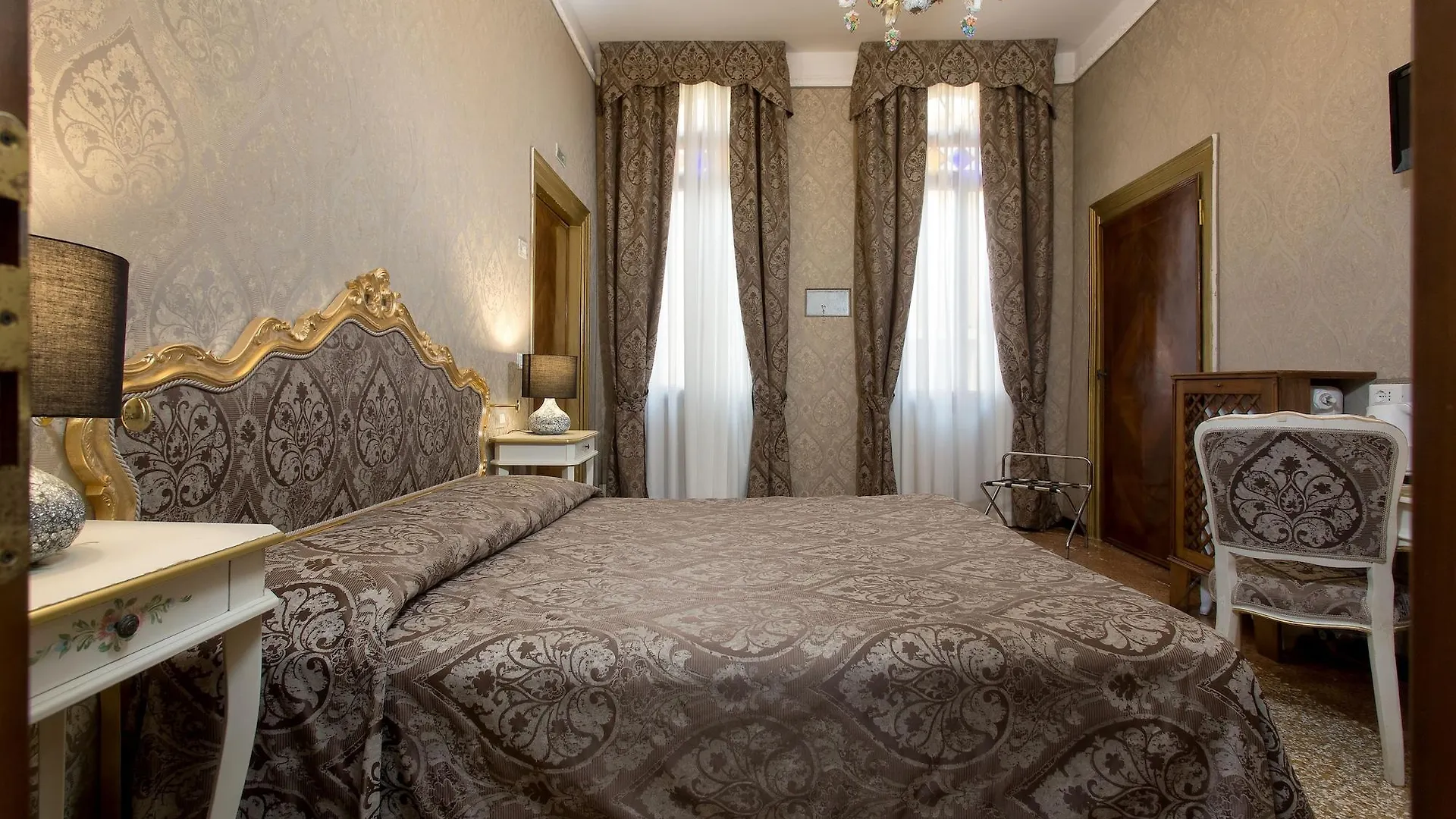 Hotel Mezzo Pozzo Венеция 2*,  Италия