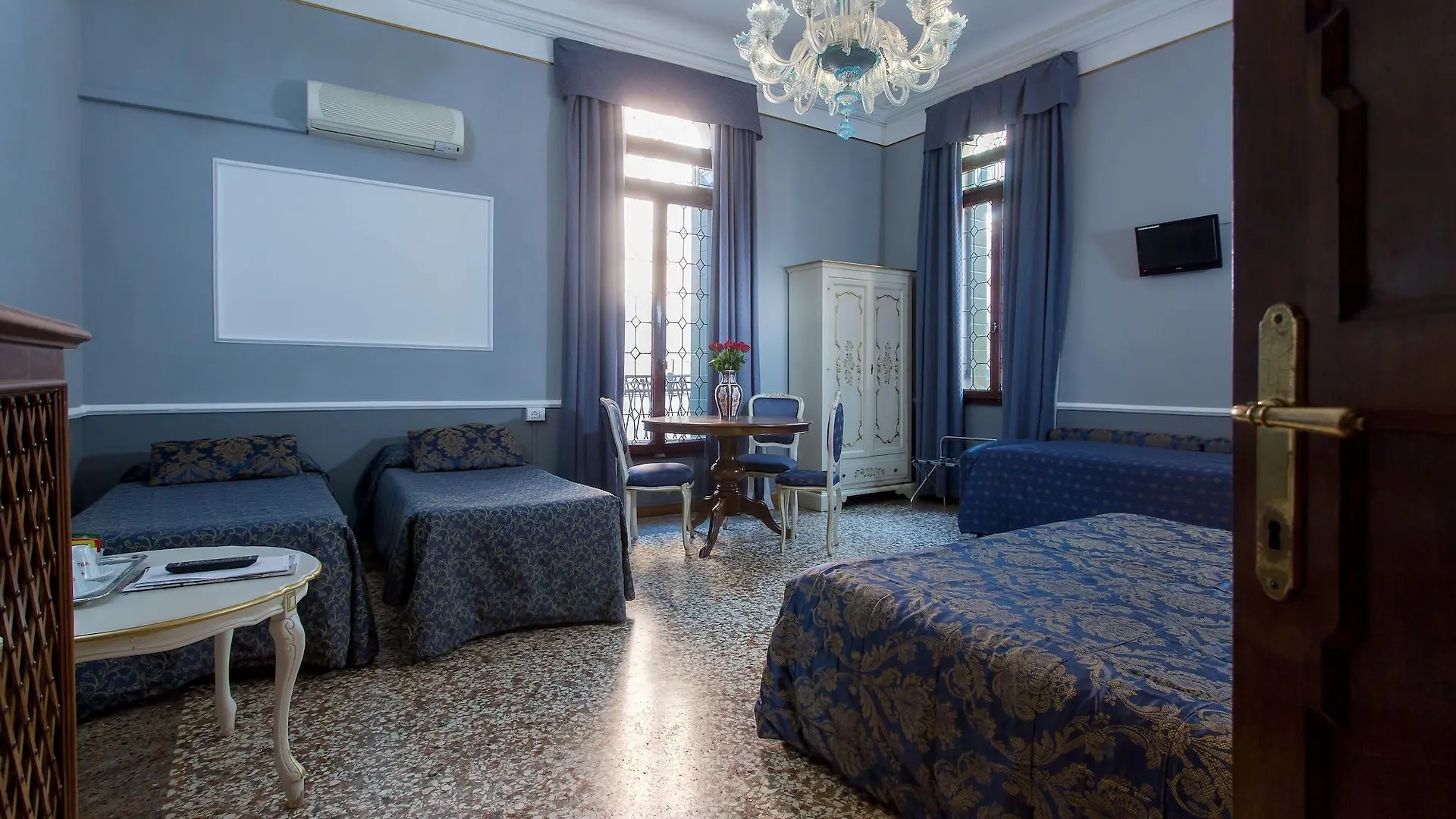 **  Hotel Mezzo Pozzo Venecia Italia