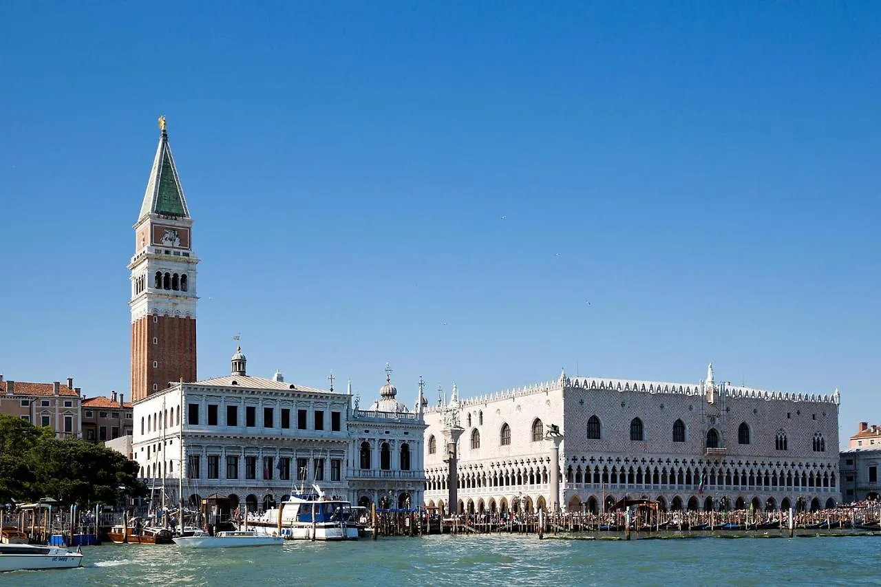 **  Hotel Mezzo Pozzo Venecia Italia