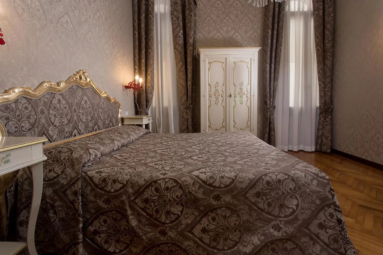 **  Hotel Mezzo Pozzo Venecia Italia
