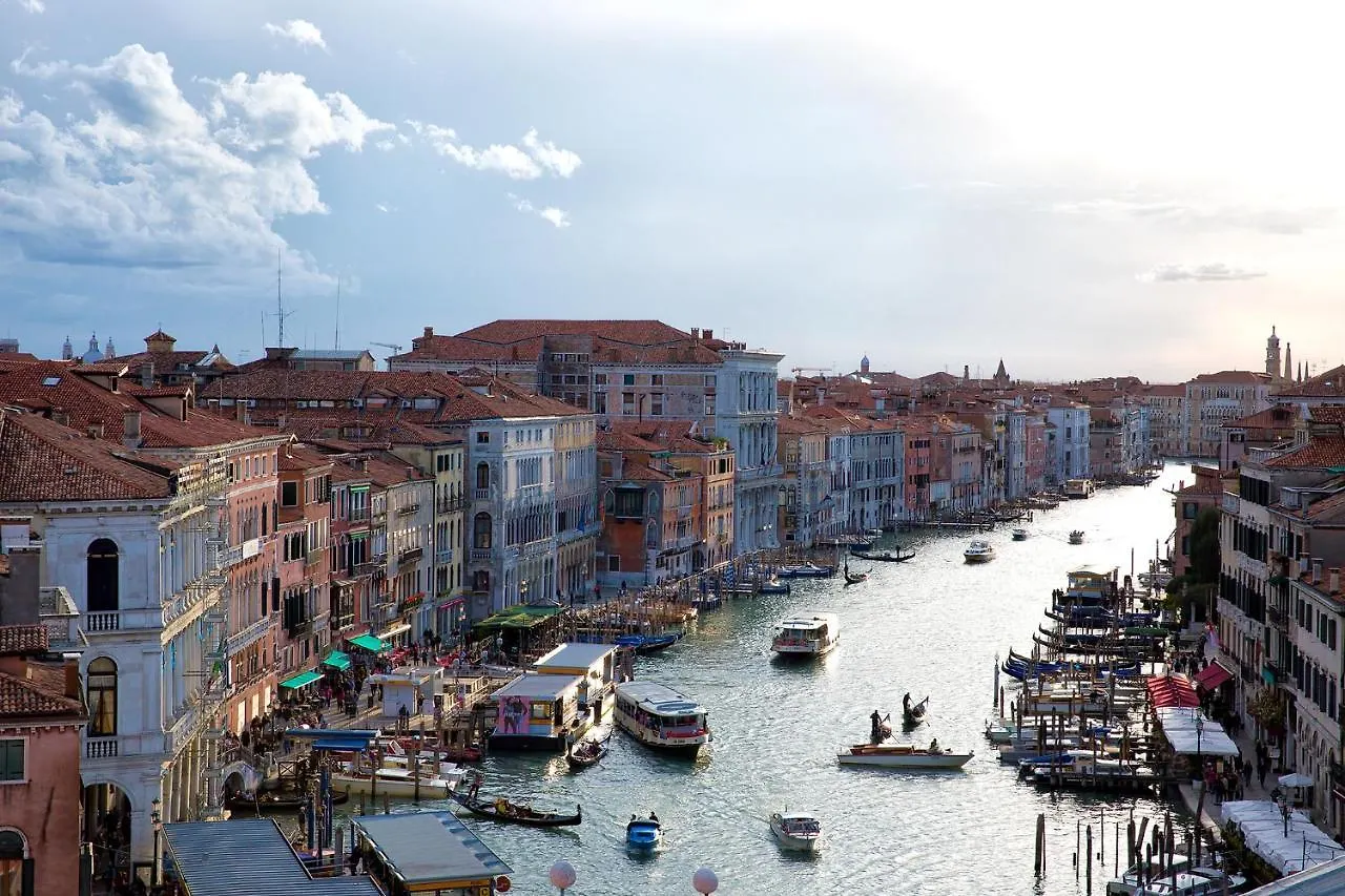 **  Hotel Mezzo Pozzo Venecia Italia